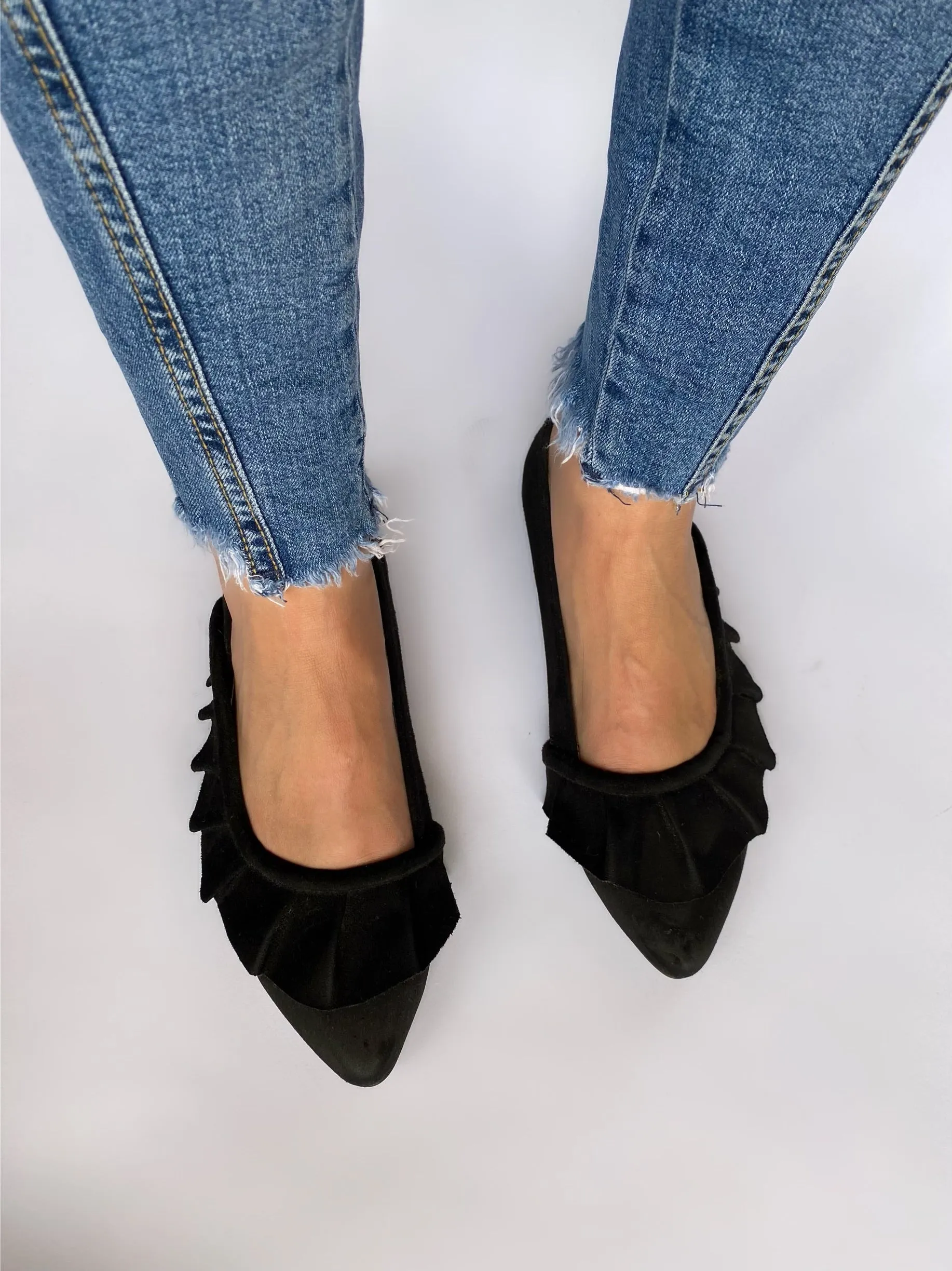 Black Ruffled Flats