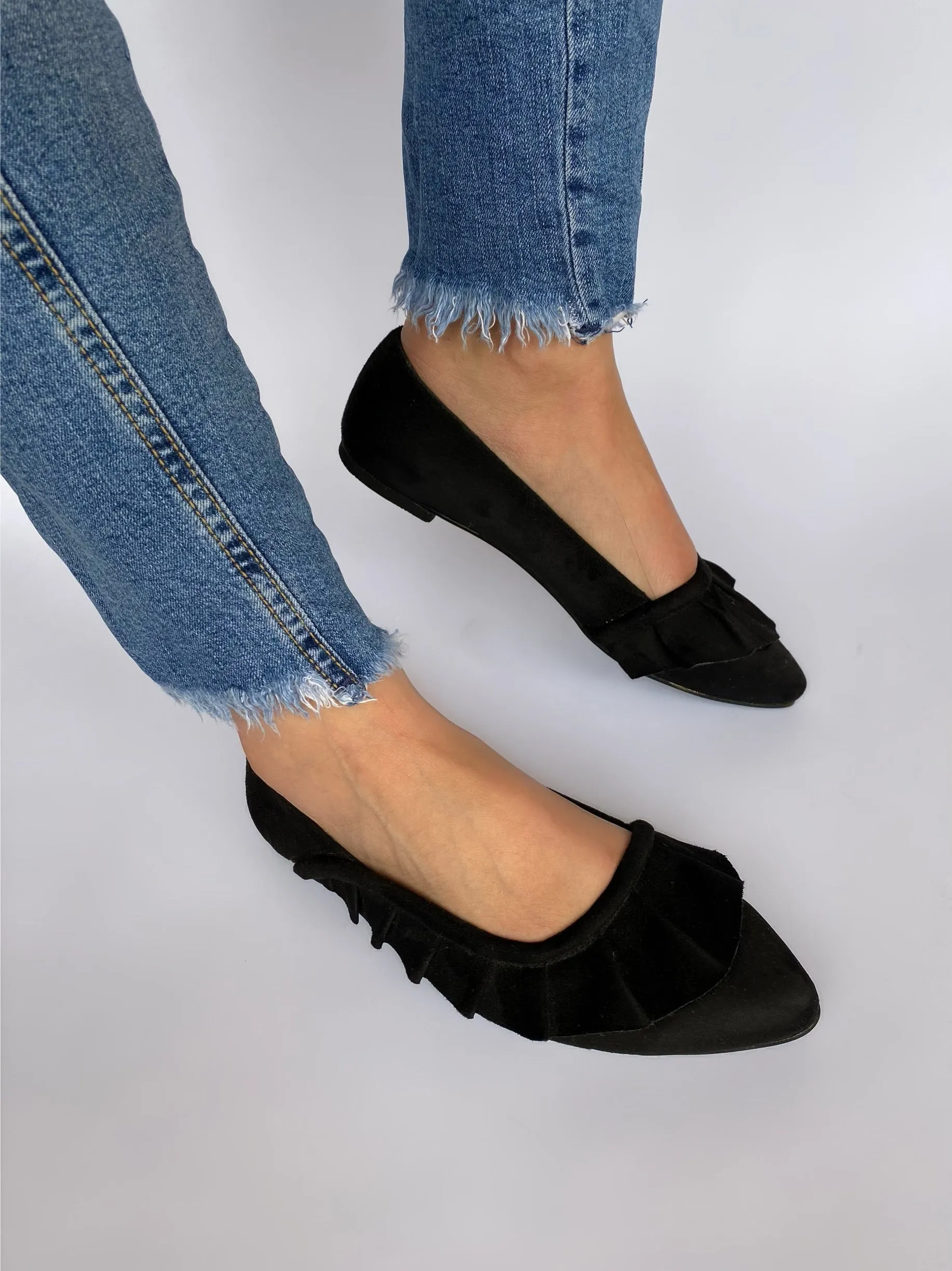 Black Ruffled Flats